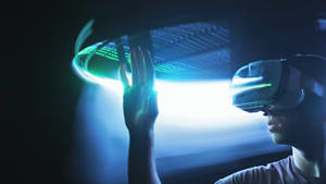 Mann mit VR Brille an