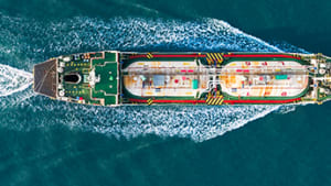 Frachtschiff fährt im Ozean