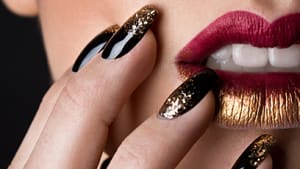 Bild einer Frau mit goldenem Lippenstift