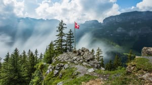 Schweizer Flagge in Mitten einer Berglandschaft
