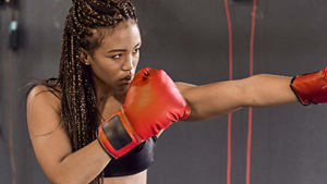 Pugile colpisce il sacco da boxe Header