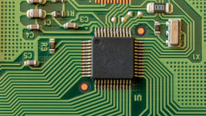Grüner Computer Chip auf grünem Hintergrund