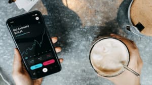 Trading mit Handy im Cafe