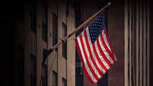 US-Flagge an Häuserwand Header