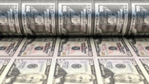 Bild einer Gelddruckmaschine mit Dollar Banknoten