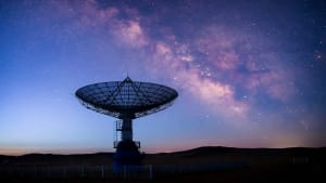 Satellitenantenne unter der Milchstrasse – Titelbild Derinews: Weltraumwirtschaft