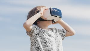 Bild eines Jungen mit einem VR Headset