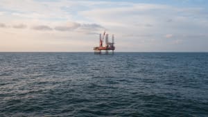 Piattaforma petrolifera in mezzo al mare