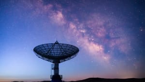 Antenna con cielo viola