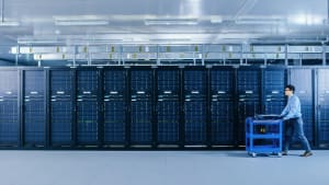 Bild von einem Arbeiter aus einem Datacenter vor Servern