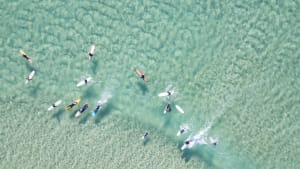 Bild av surfare vid Australiens kust