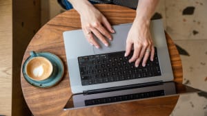 Laptop und Kaffee