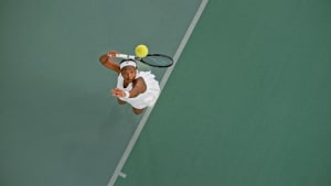 Frau spielt tennis auf platz alleine