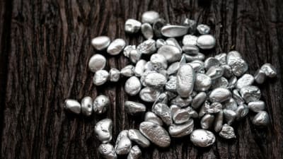 Bild von Silber auf einem Tisch