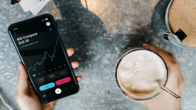 Trading mit Handy im Cafe