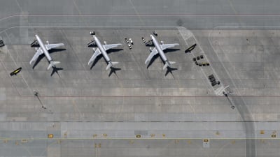 antennöppnar antenn flygplan flygplats flygplatsasfalt