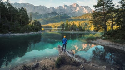 Uomo di fronte ad un lago in montagna