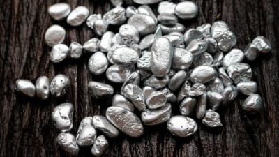 silber klumpen nahaufnahme auf einem holztisch