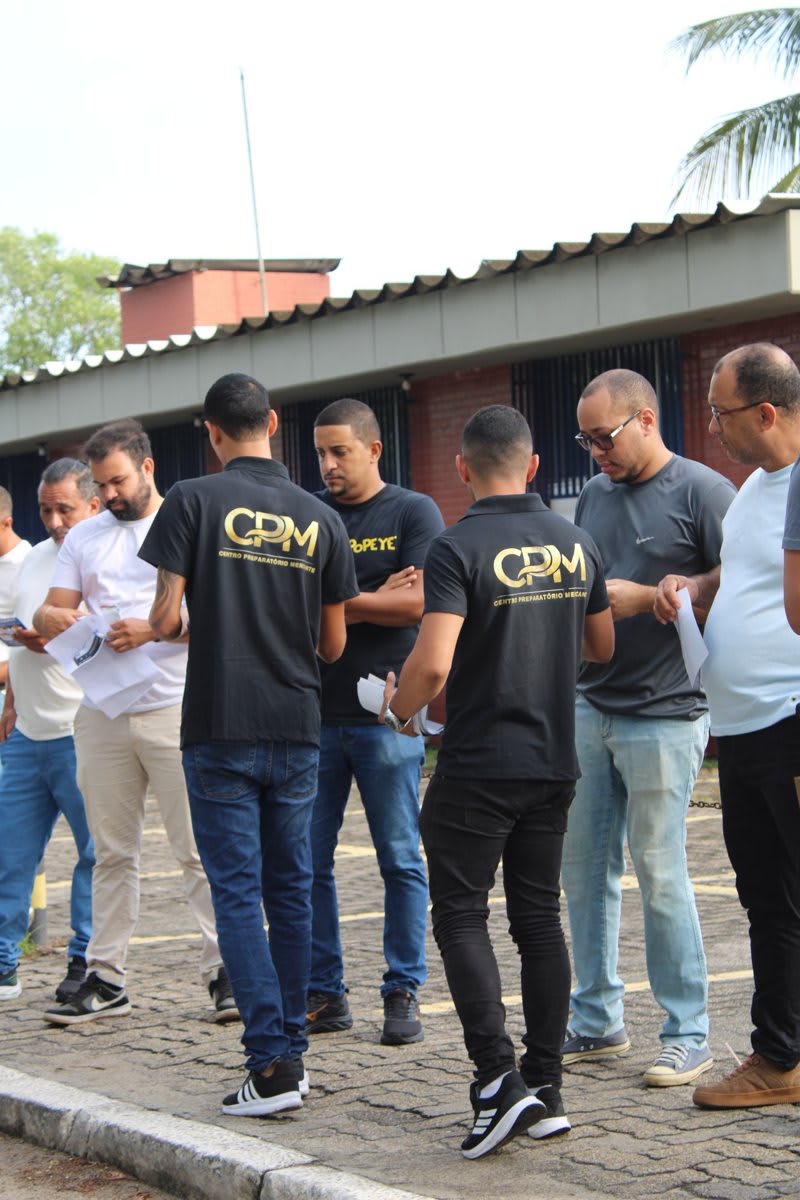 Equipe do CPM na porta da prova do CAAQ-ELT