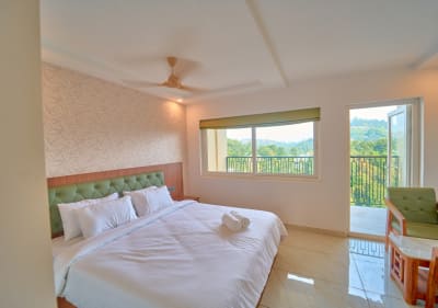 jacuzzi bed room in munnar