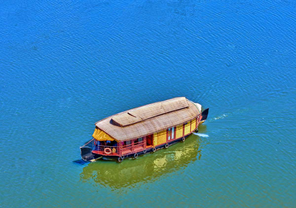 Emerald Houseboat by VOYE HOMES