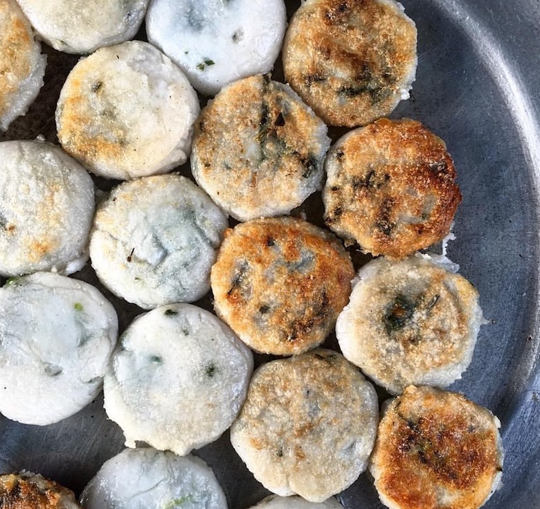 Nom Ka Chai (Cambodian Chive Cakes) Popular grab N eat street food in Cambodia