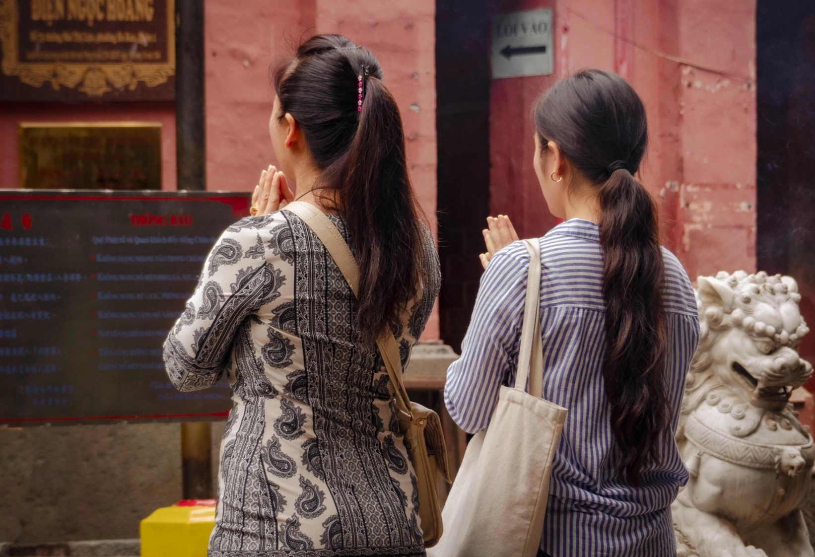 Vietnam - Ancestor Worship - Two vietnamese women at prayer