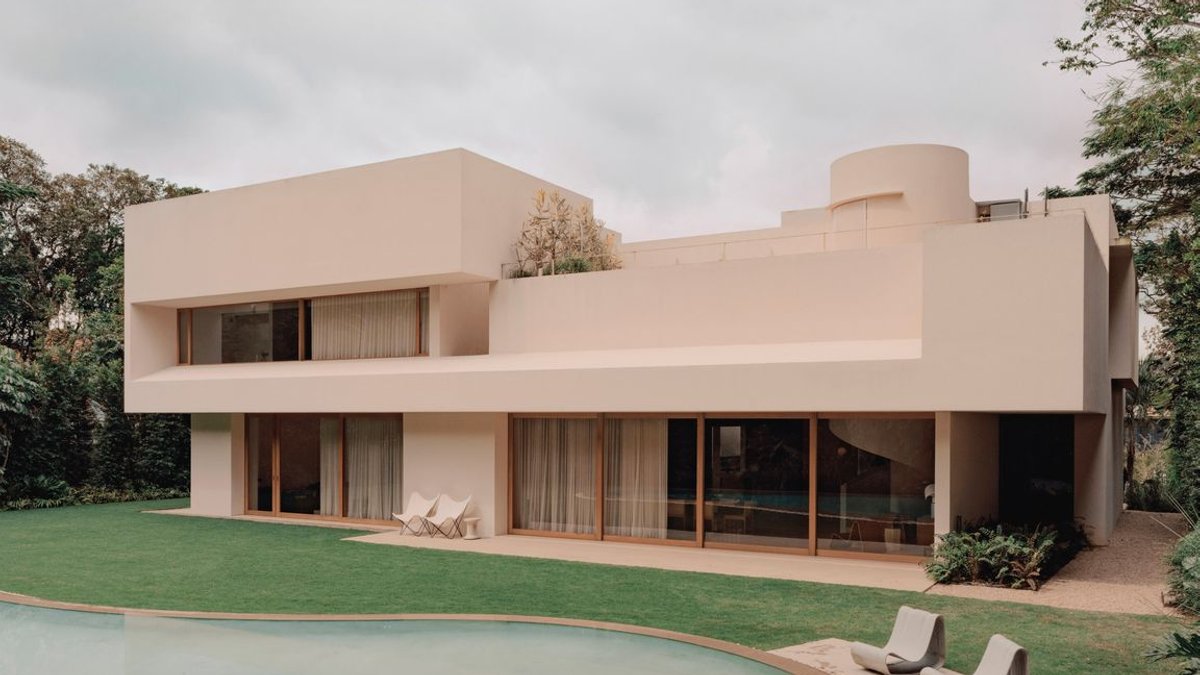 Le Corbusier‑Inspired Pink Villa Stands Amid Singapore Jungle Le Corbusier‑Inspired Pink Villa Stands Amid Singapore Jungle - pink villa