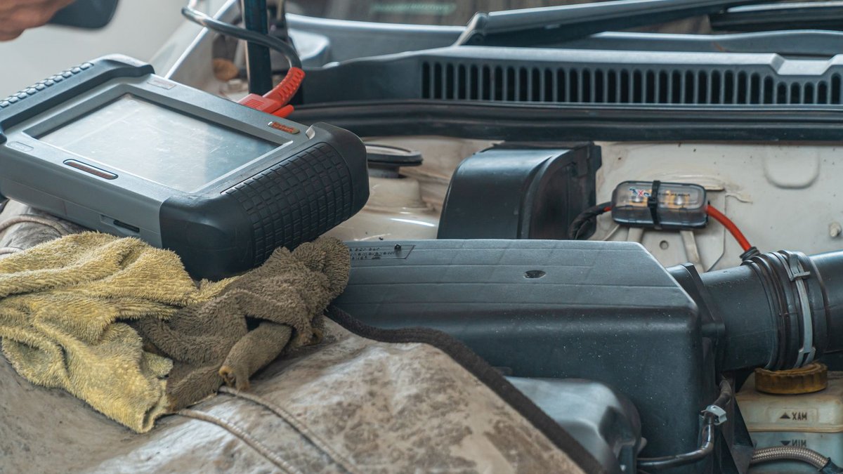 Drivers use AI to fix their cars Drivers use AI to fix their cars - ai car repairs