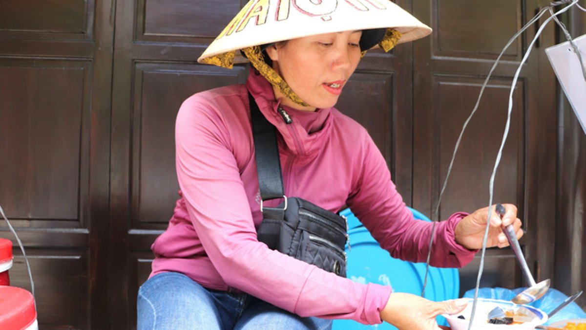 Viral vendor speaks multiple foreign languages fluently - viral vendor