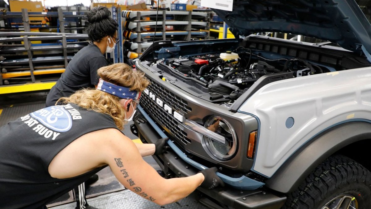 Ford recalls half million Broncos over fire risk Ford recalls half million Broncos over fire risk - ford bronco recall