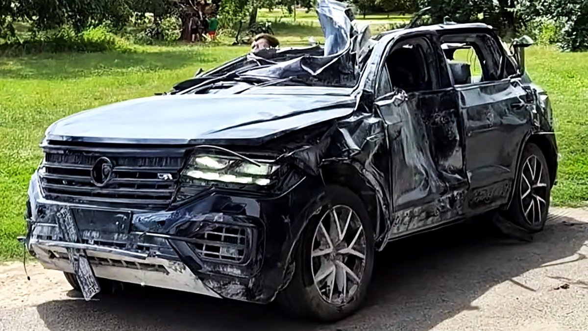 VW Touareg Drives Away Unharmed After Missile Strike VW Touareg Drives Away Unharmed After Missile Strike - missile strike