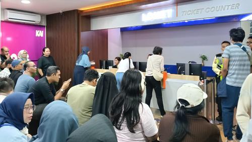 Penumpang Serbu Stasiun Gambir untuk Refund 1 Penumpang Serbu Stasiun Gambir untuk Refund