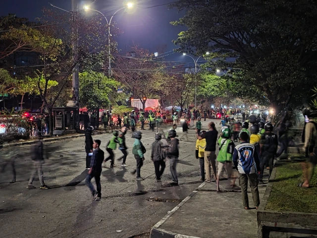 Massa Berjaket Ojol Serbu Mahasiswa Hingga Masuk Kampus