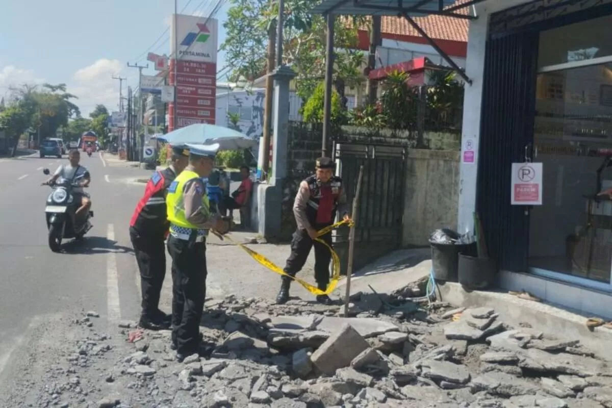 Trotoar di Bali Meledak, Diduga Akibat Kebocoran BBM! 1 Trotoar di Bali Meledak, Diduga Akibat Kebocoran BBM!