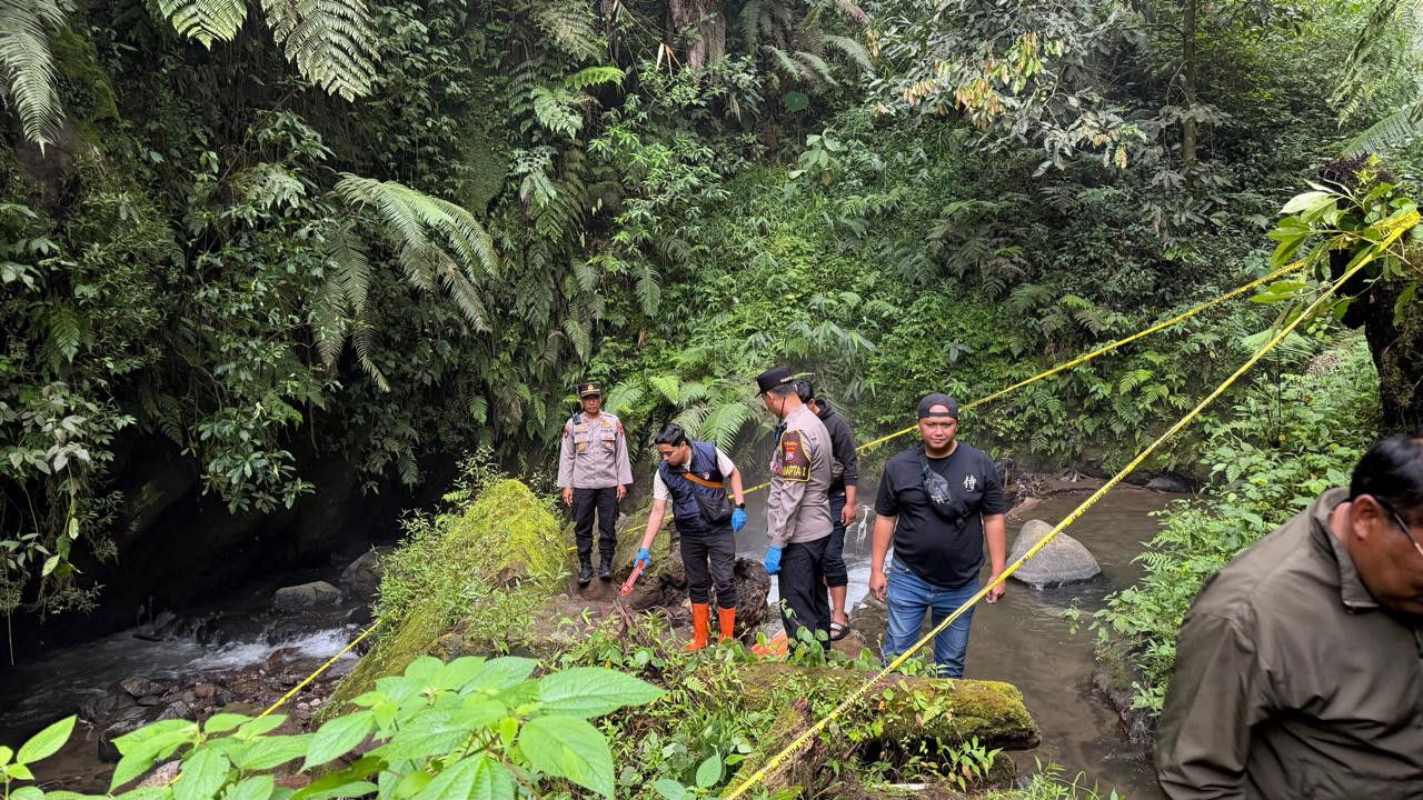 Viral Pemuda di Jembatan Cangar, Polisi Ungkap Dugaan Motif 1 Viral Pemuda di Jembatan Cangar, Polisi Ungkap Dugaan Motif