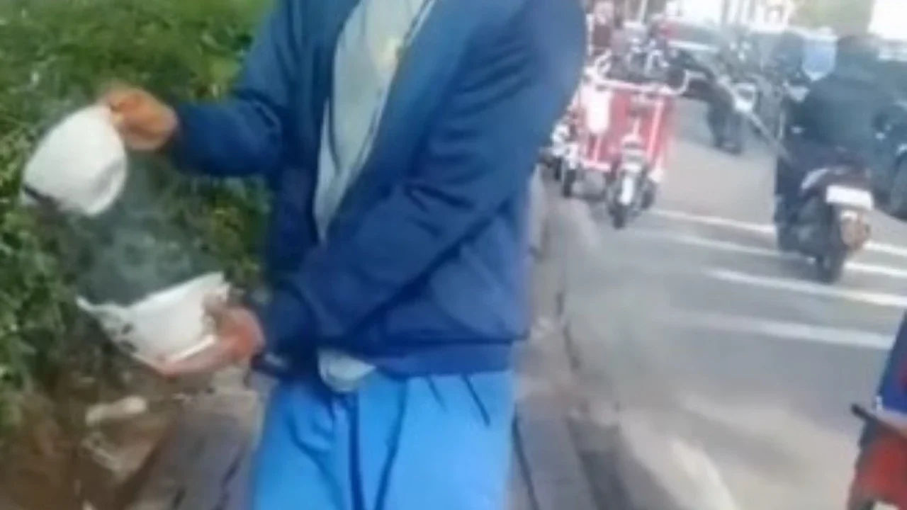 Preman Palak Tukang Bubur, Mangkuk Dihancurkan!