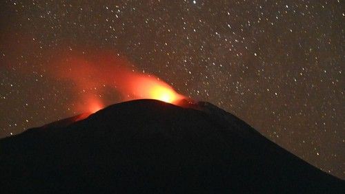 Gunung Ile Lewotolok Erupsi 14 Kali, Lava Mengalir 200 Meter!