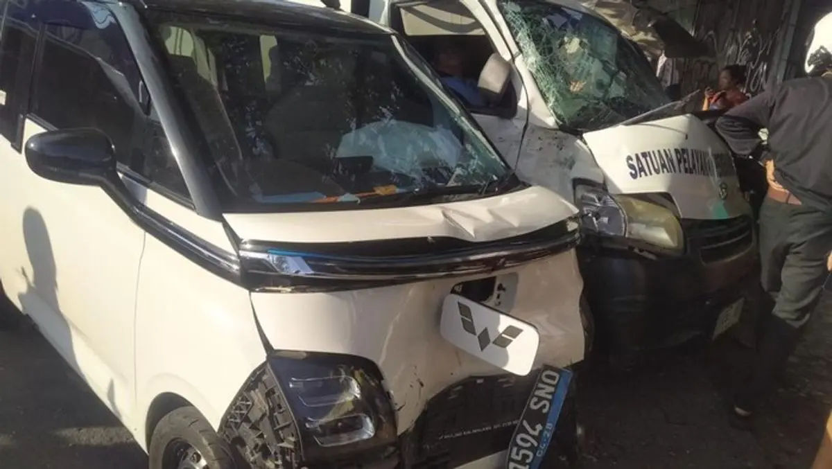 Kecelakaan di Pasar Minggu, 2 Mobil Ringsek!