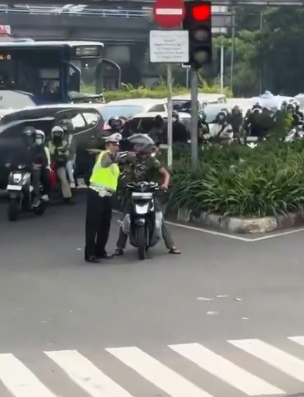 Momen Tegang! Cekcok Antara Polisi dan Oknum TNI di Jalan 1 Momen Tegang! Cekcok Antara Polisi dan Oknum TNI di Jalan