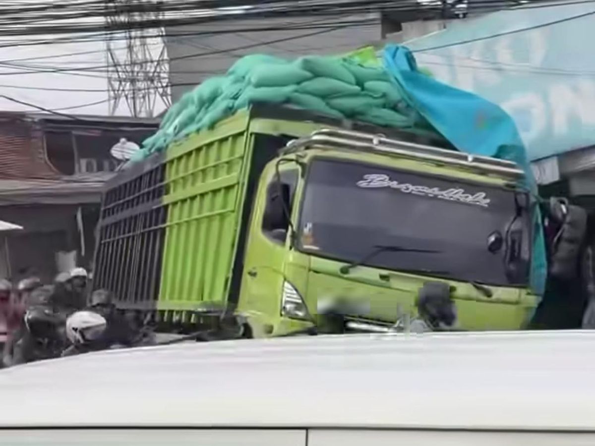 Sopir Diduga Nyabu, Truk Beras Nyemplung ke Parit!