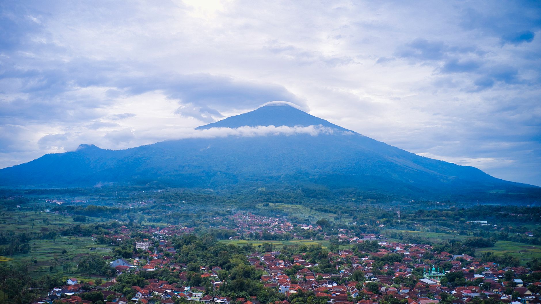 Viral Emak-emak Lumajang Minta Gunung Semeru Dipindah