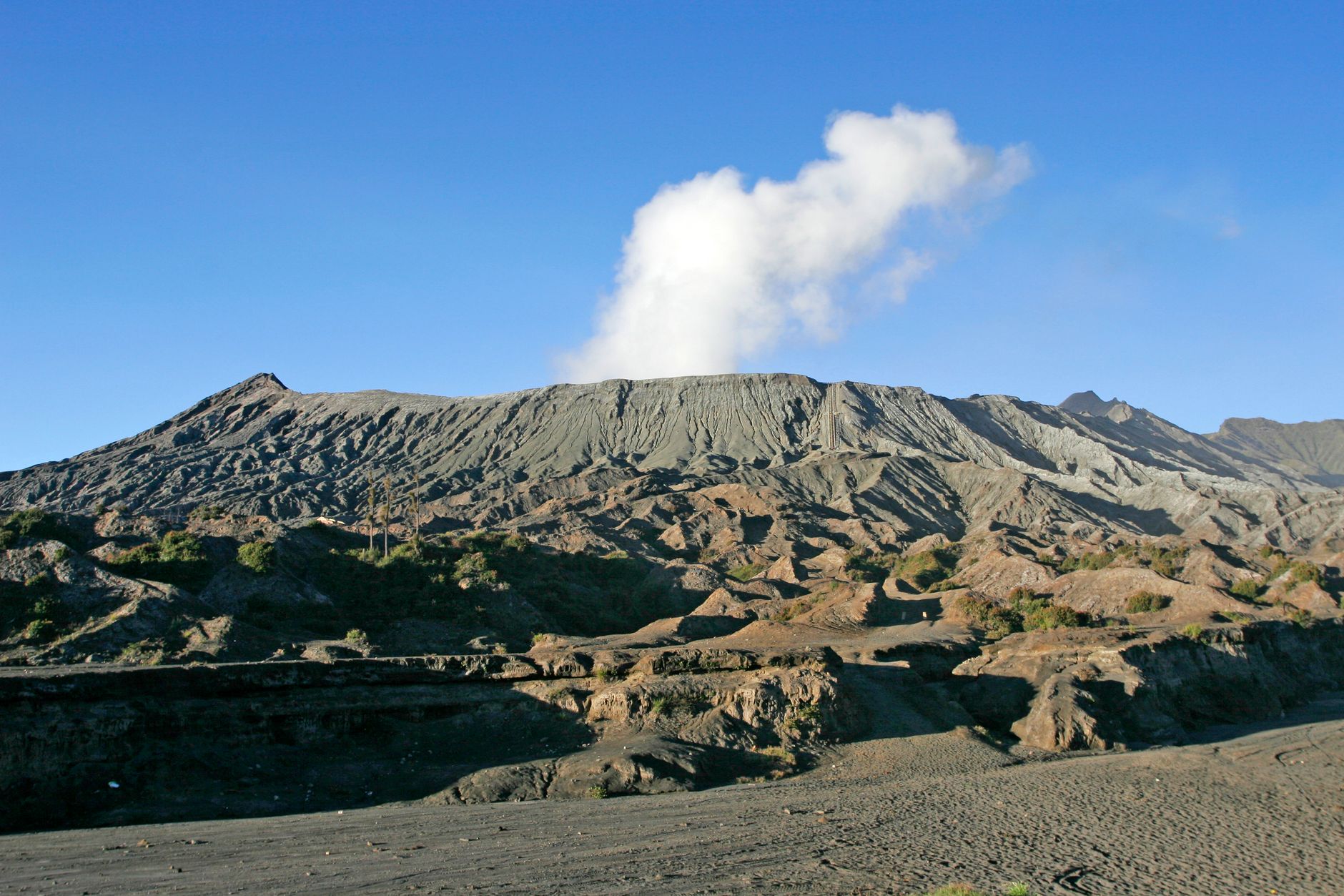 Jalur Wisata Bromo Tertutup Longsor, Material Mulai Dibersihkan! 1 Jalur Wisata Bromo Tertutup Longsor, Material Mulai Dibersihkan!
