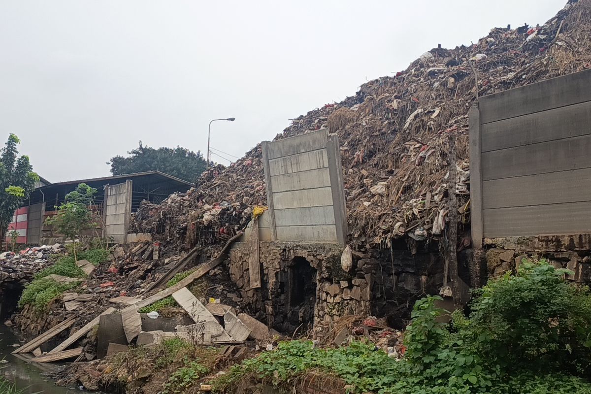 Sampah Menggunung di Pasar Induk Kramat Jati, Warga Terganggu Bau Busuk! 1 Sampah Menggunung di Pasar Induk Kramat Jati, Warga Terganggu Bau Busuk!