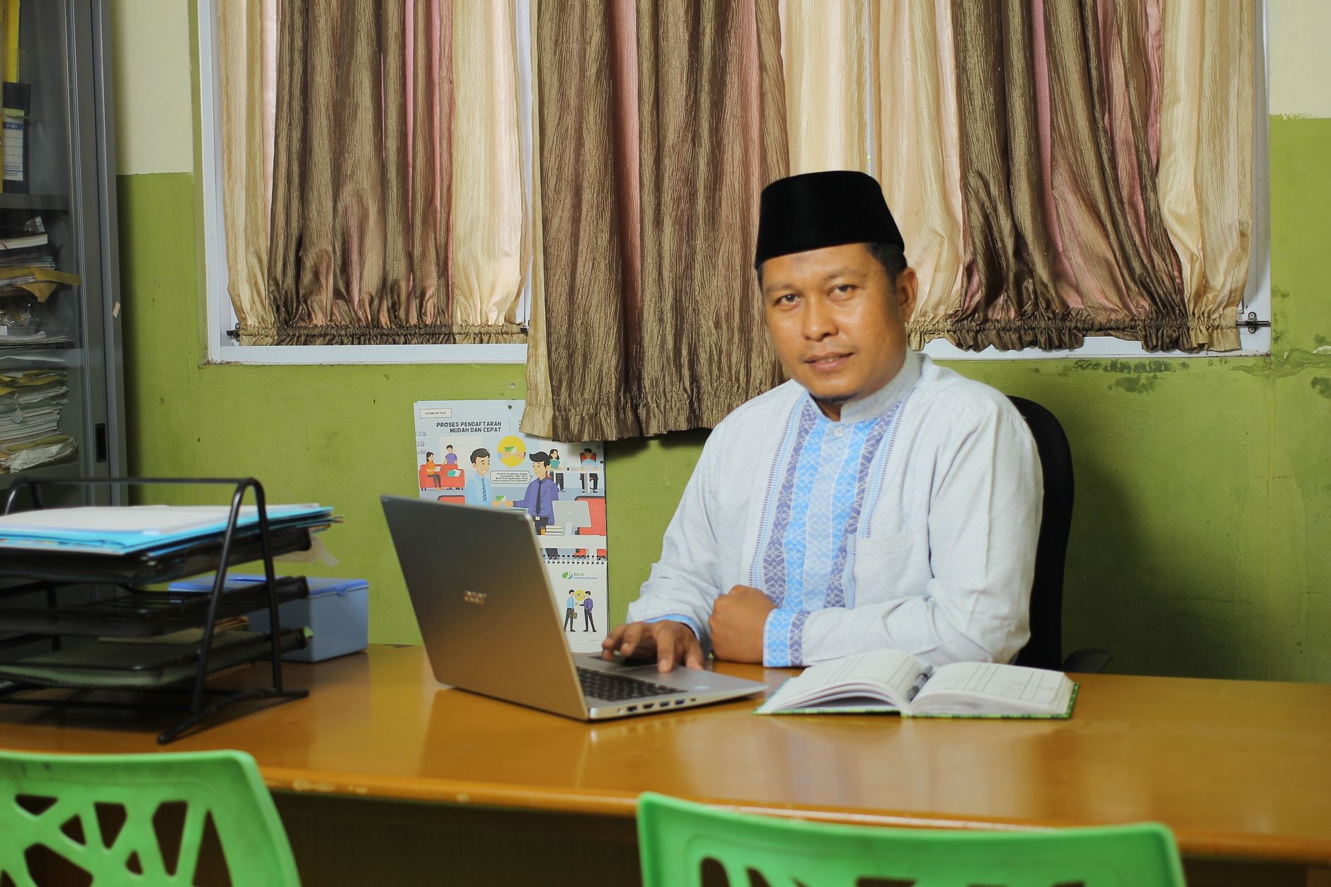 Kian Suram! Dosen Ludahi Kasir Swalayan di Makassar, Usai Disanksi LLDIKTI! 1 Kian Suram! Dosen Ludahi Kasir Swalayan di Makassar, Usai Disanksi LLDIKTI!
