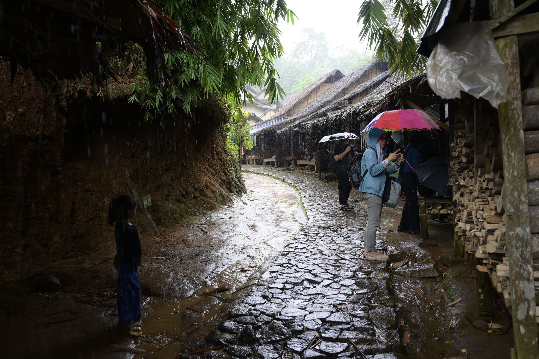 Banjir Bandang Kembali Terjang Maninjau: Warga Panik Usai Terdengar Bunyi Gemuruh! 1 Banjir Bandang Kembali Terjang Maninjau: Warga Panik Usai Terdengar Bunyi Gemuruh!