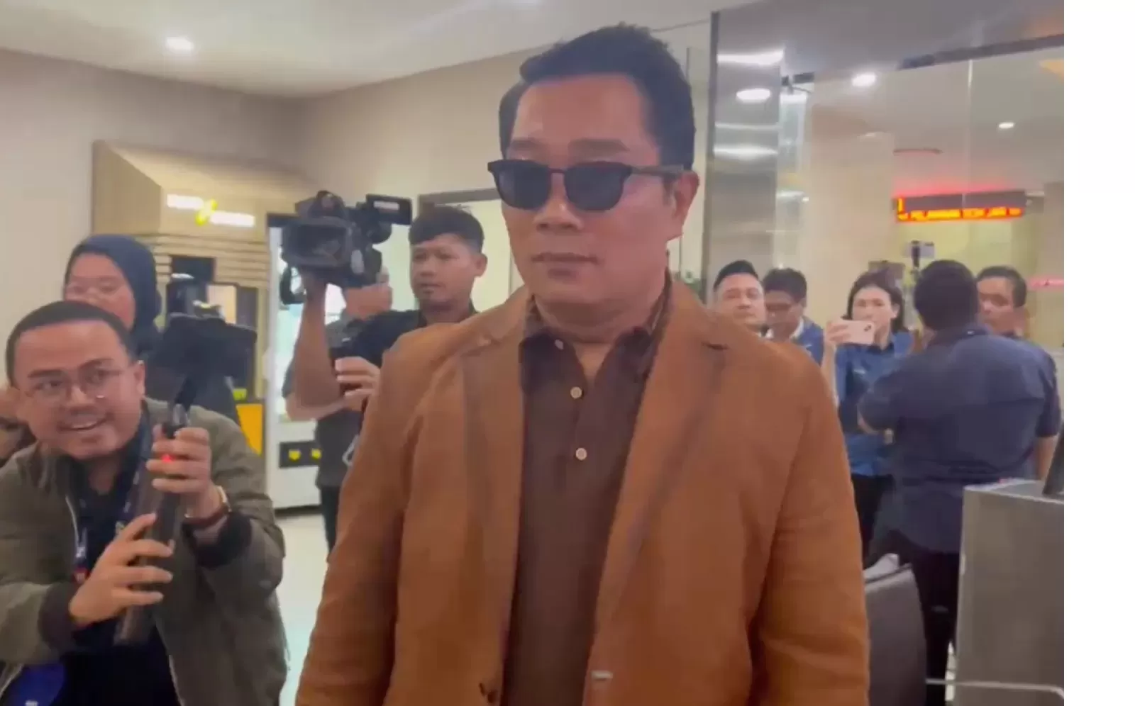 Ridwan Kamil Tiba di KPK untuk Diperiksa Terkait Kasus Korupsi 1 Ridwan Kamil Tiba di KPK untuk Diperiksa Terkait Kasus Korupsi