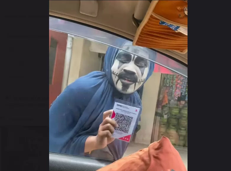 Canggih, Pocong Cari Cuan di Tengah Kemacetan Lembang Bandung Barat, Menggunakan QRIS 1 Canggih, Pocong Cari Cuan di Tengah Kemacetan Lembang Bandung Barat, Menggunakan QRIS