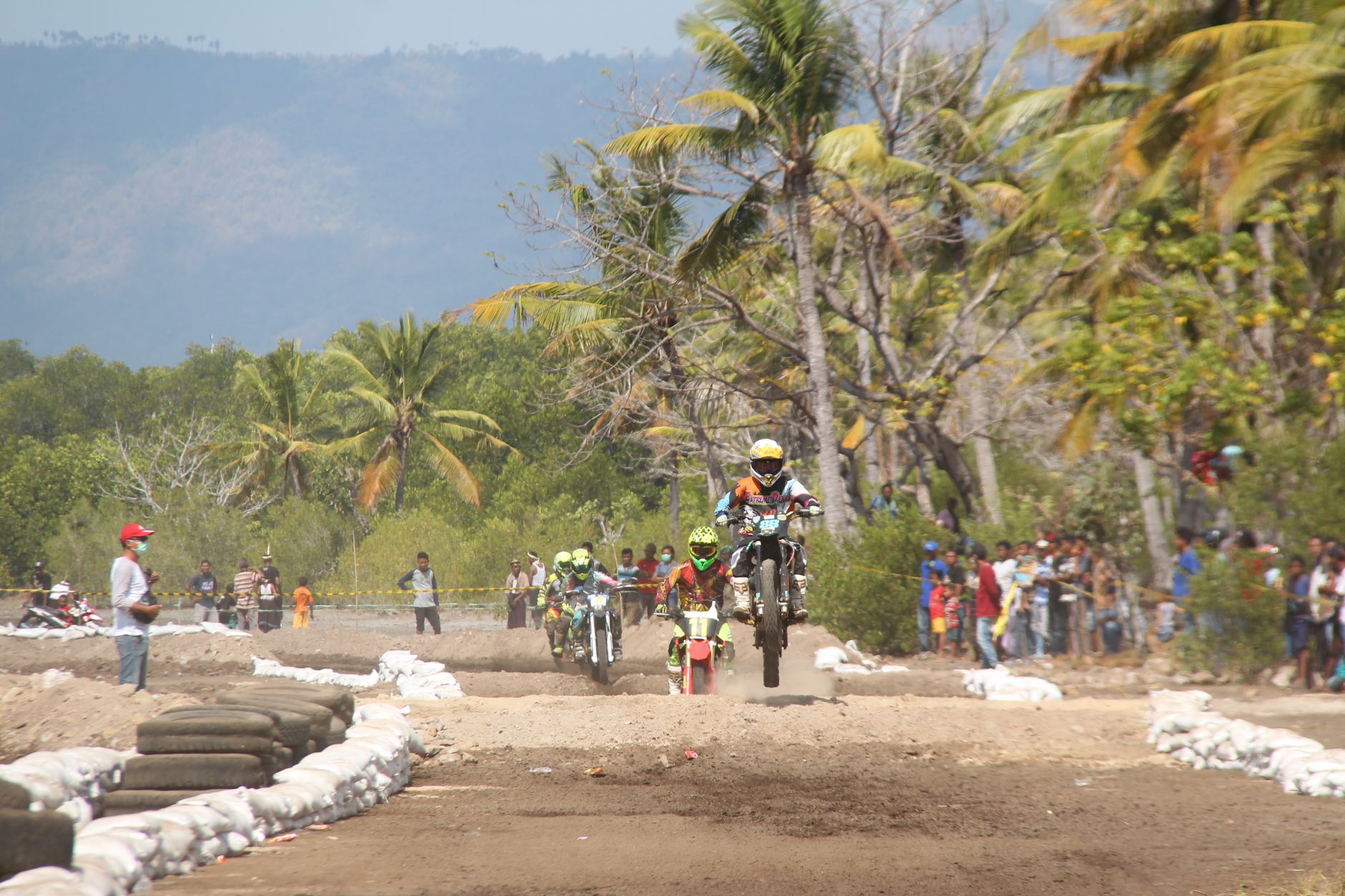 Ditegur Lawan Arah, Pemotor Cekik Pesepeda
