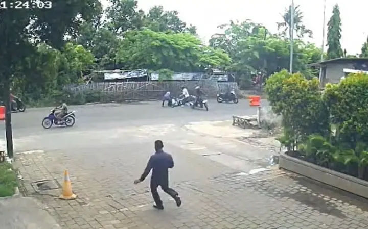 Perampok! Pria Bawa Uang 450 Juta Pakai Motor — Karyawan di Bekasi Nyaris Tewas Dib4cok Perampok! 1 Perampok! Pria Bawa Uang 450 Juta Pakai Motor — Karyawan di Bekasi Nyaris Tewas Dib4cok Perampok!